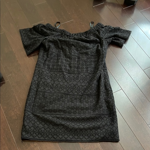 Elegant Black Off-Shoulder Dress - Picture 4 of 13